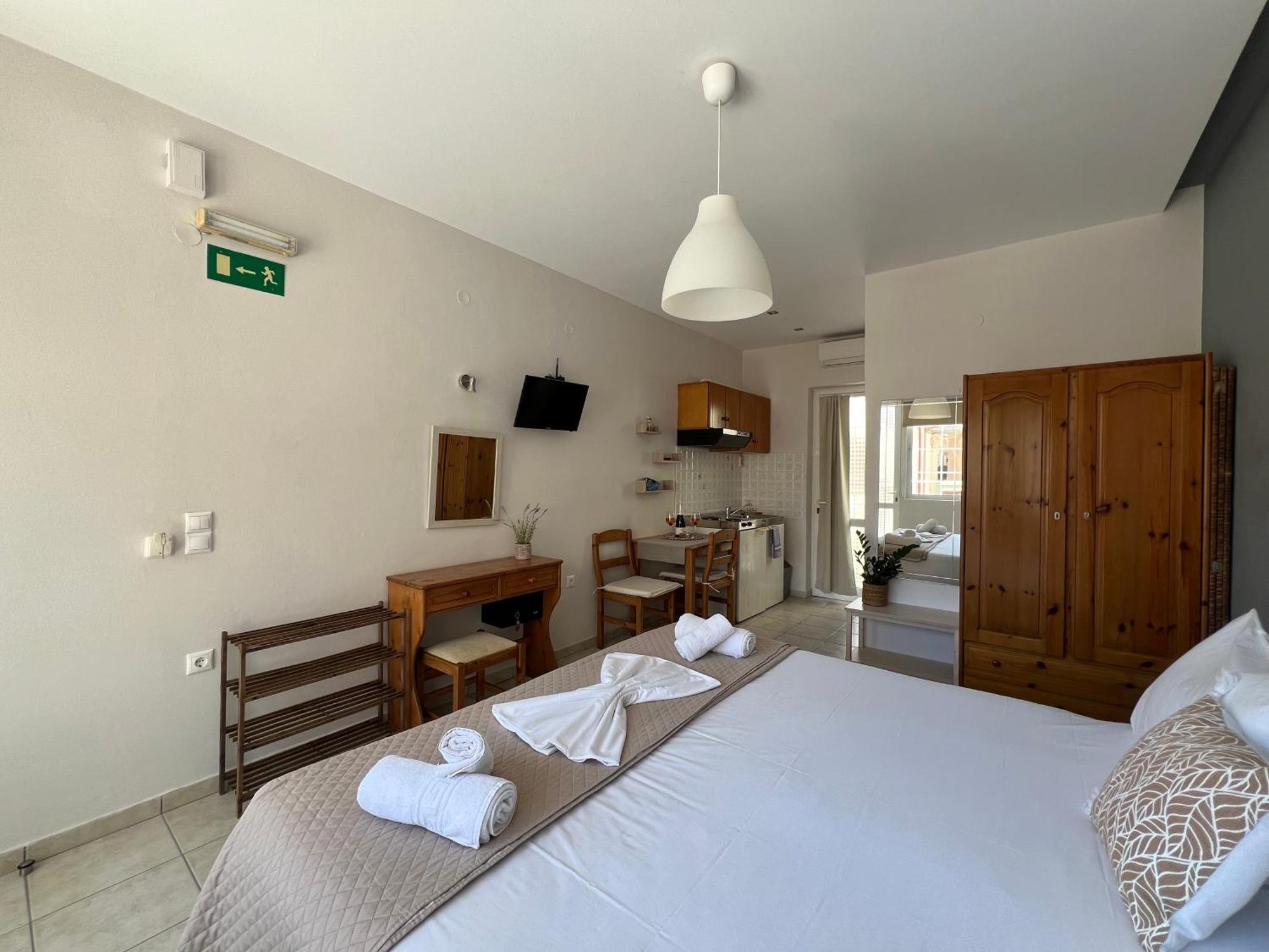 Artemis Rooms Two Steps By The Sea 플라타니아스 외부 사진