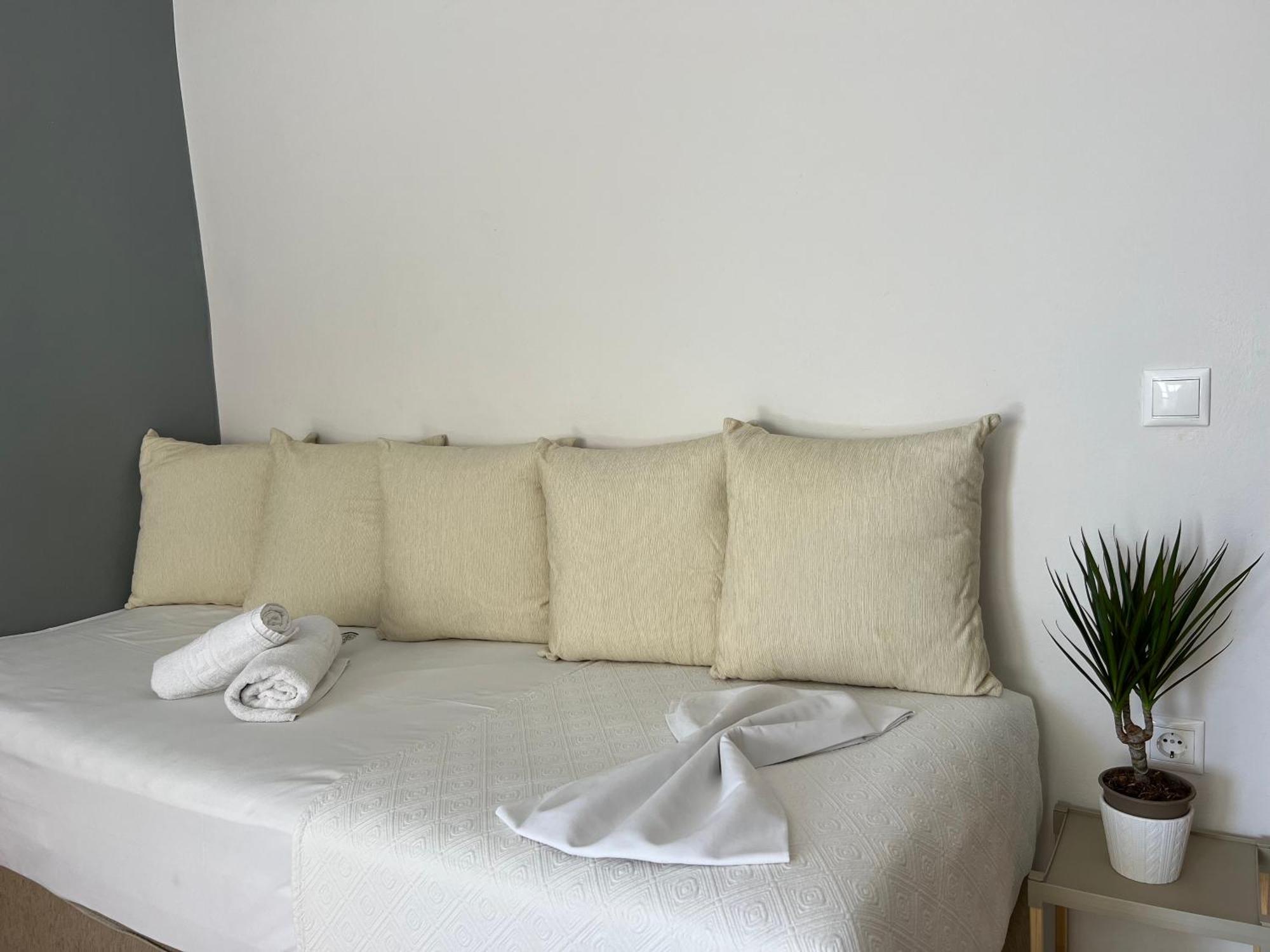 Artemis Rooms Two Steps By The Sea 플라타니아스 외부 사진