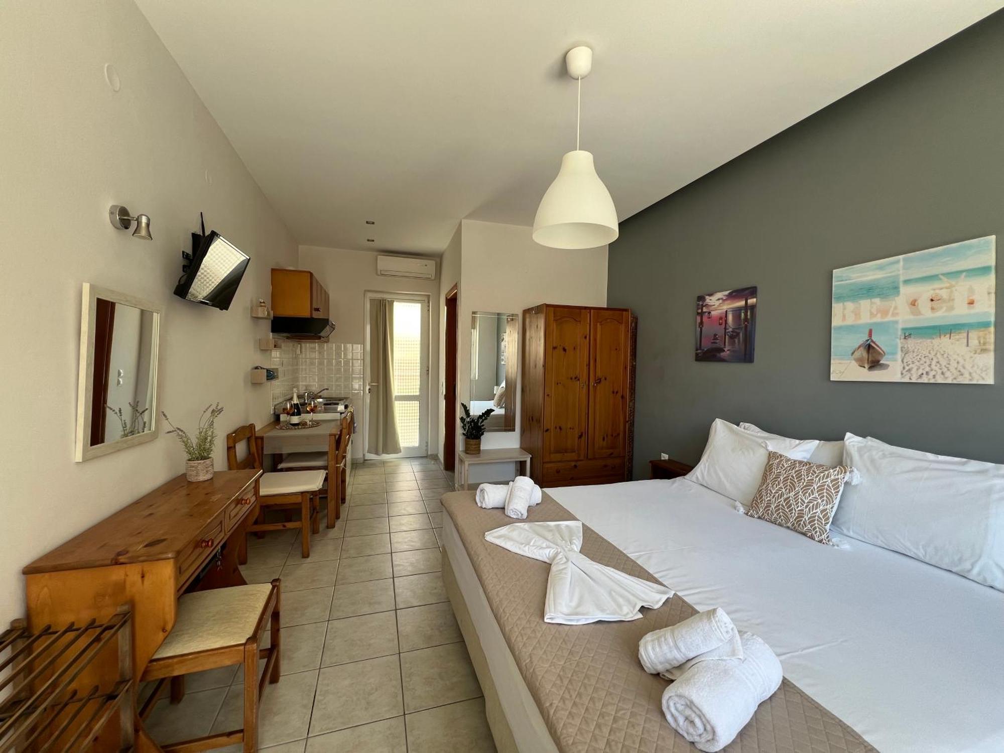 Artemis Rooms Two Steps By The Sea 플라타니아스 외부 사진