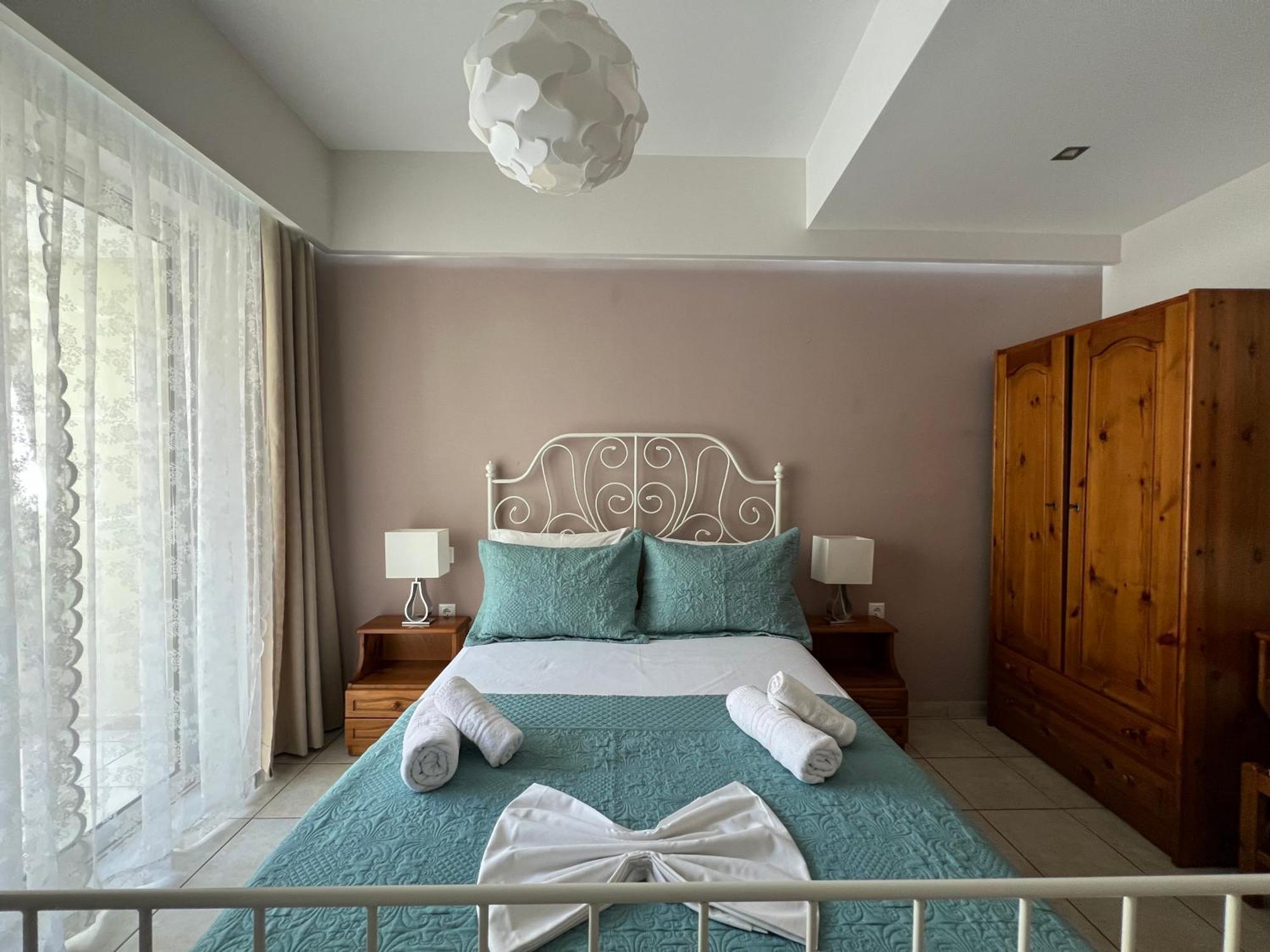 Artemis Rooms Two Steps By The Sea 플라타니아스 외부 사진
